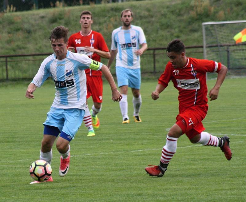 Fotbalisté FC Veselí nad Moravou ( v bílomodrých dresech) si v sobotním přípravném zápase bez problémů poradili s rezervou třetiligové Líšně 4:1.