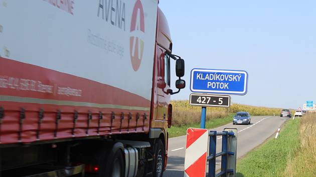 Doprava v Moravském Písku a v jeho katastru na silnici II/427 odpoledne první zářijové úterý 2021.