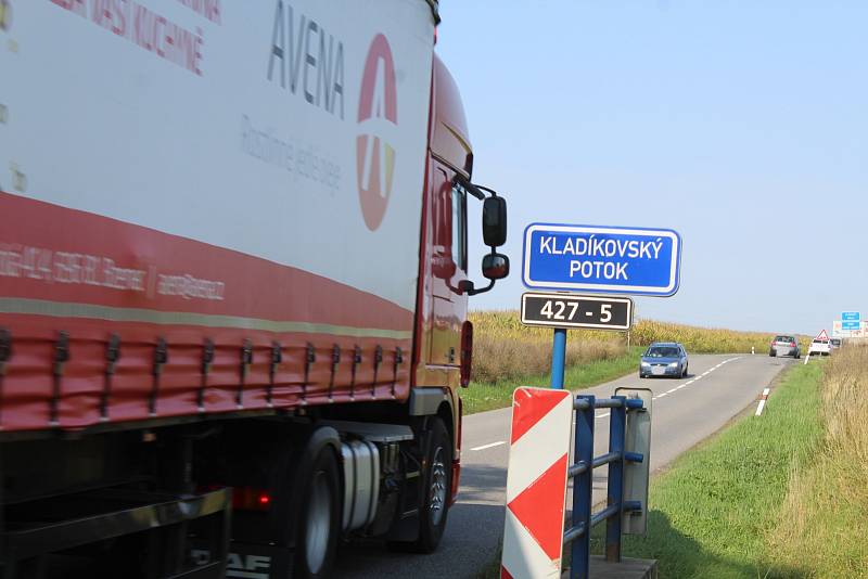 Doprava v Moravském Písku a v jeho katastru na silnici II/427 odpoledne první zářijové úterý 2021.