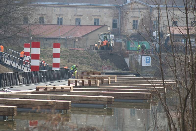 Areál přístavu ve Veselí nad Moravou koncem března 2021.