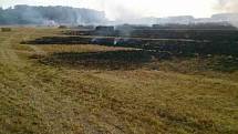 Třímilionovou škodu způsobil v pondělí po páté hodině odpoledne požár pole a balíkovače ve Vracově.