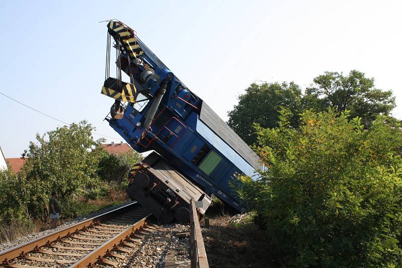 Kolem půl druhé ve středu ráno vykolejil ve Vnorovech i železniční jeřáb, který pomáhal odstraňovat následky úterního vlakového neštěstí.