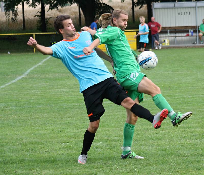 Fotbalisté Petrova (v modrožlutých dresech) v neděli uspořádali pohárový turnaj. Z vítězství se radoval Radějov. Sudoměřicím nepomohli ani známí hokejisté Vladimír Vlk, Martin Hujsa a Zdeněk Jurásek.