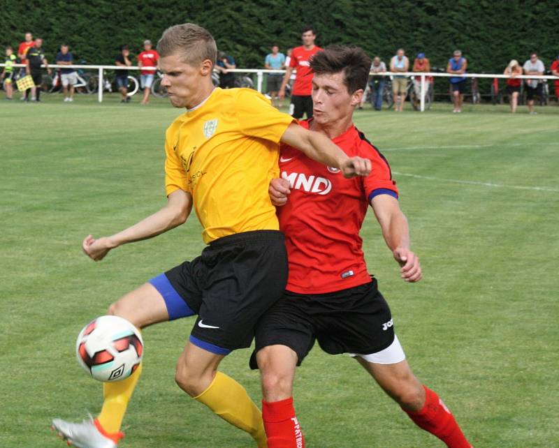 Fotbalisté třetiligového Hodonína (v červených dresech) si na úvod letní přípravy poradili se sousedními Mutěnice, které na hřišti v Lužicích přehráli jasně 6:0.