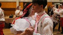 Krojový ples v Šardicích, tanci a poslechu hrály dechová hudba Sokolka a cimbálová muzika Denica.