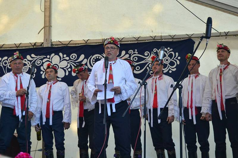 Lužiické předhodové posezení u cimbálu ve stodole Lidového domu se konalo v sobotu 4. července.