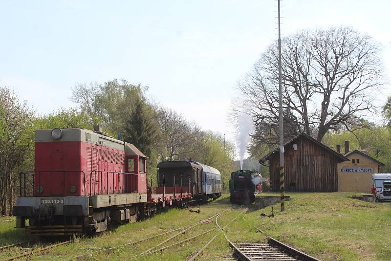 Ukázková jízda historickým vlakem na obnovené trati mezi Uhřicemi a Terezínem.