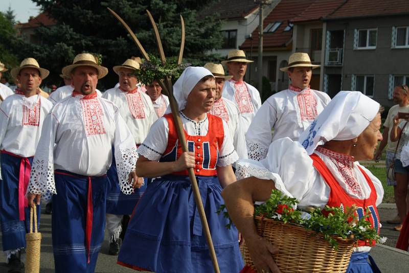 Po dlouhých osmi letech se ve Svatobořicích – Mistříně sešlo více jak sto krojovaných, aby oslavili konec žní.