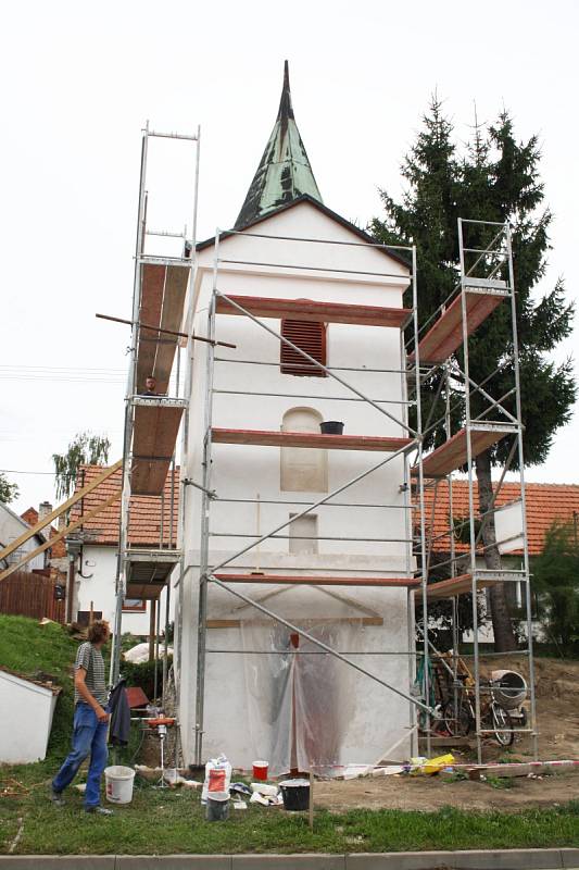 Svatobořická zvonice stojí v obci nejméně tři sta let. Obec ji letos nechává spravit.