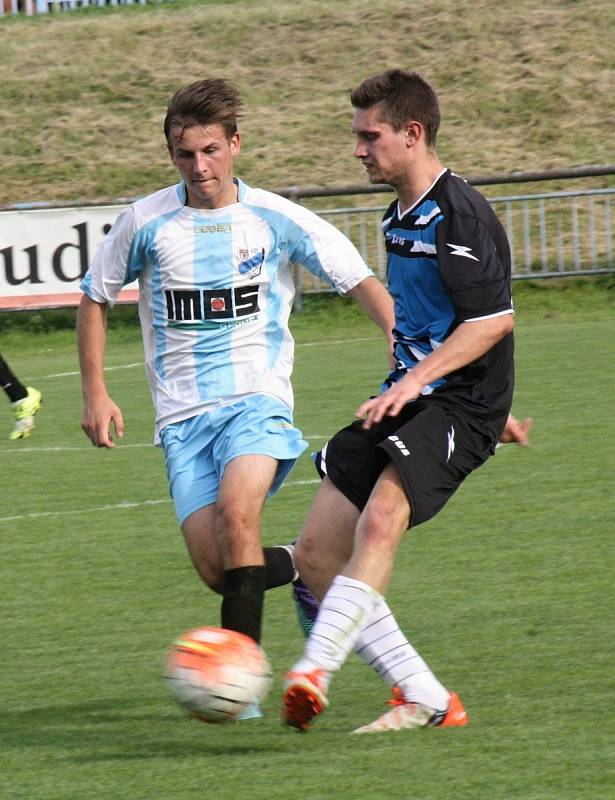 Fotbalisté FC Veselí nad Moravou (v bílých dresech) porazili v 5. kole první A třídy Kyjov 3:0. Domácí rozhodli derby třemi brankami v prvním poločase.