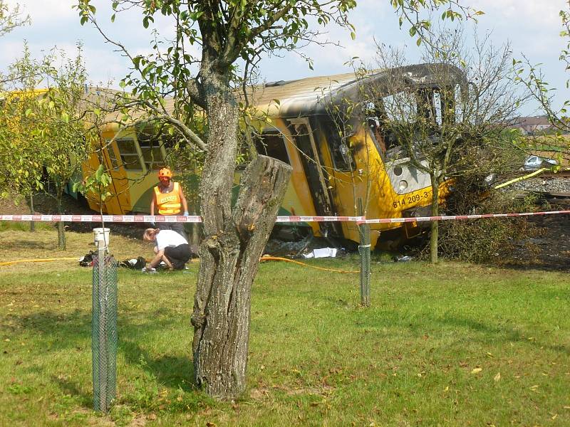 Tragická nehoda se stala na železničním přejezdu ve Vnorovech. Osobní motorový vlak se tam srazil s traktorem. Řidič zemědělského stroje na místě zemřel. Dalších osm lidí se zranilo.