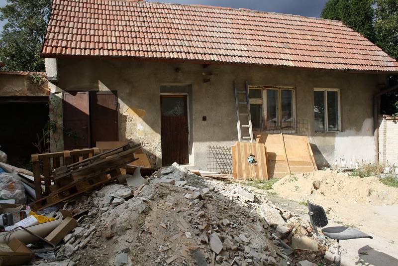 Ježov pracuje na druhé etapě přestavby bývalé školy na obecní úřad. Vše by mělo být hotovo do roku 2018.