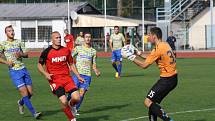 Hodonínští fotbalisté (v červených dresech) porazili v derby Břeclav 2:1 a bez ztráty bodu vládnou divizi D. Sobotní duel sledovalo na stadionu U Červených domků 485 diváků.