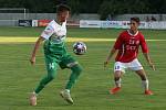 Fotbalisté třetiligového Uherského Brodu (červené dresy) v předkolo MOL Cupu zdolali divizní Bzenec 3:1.