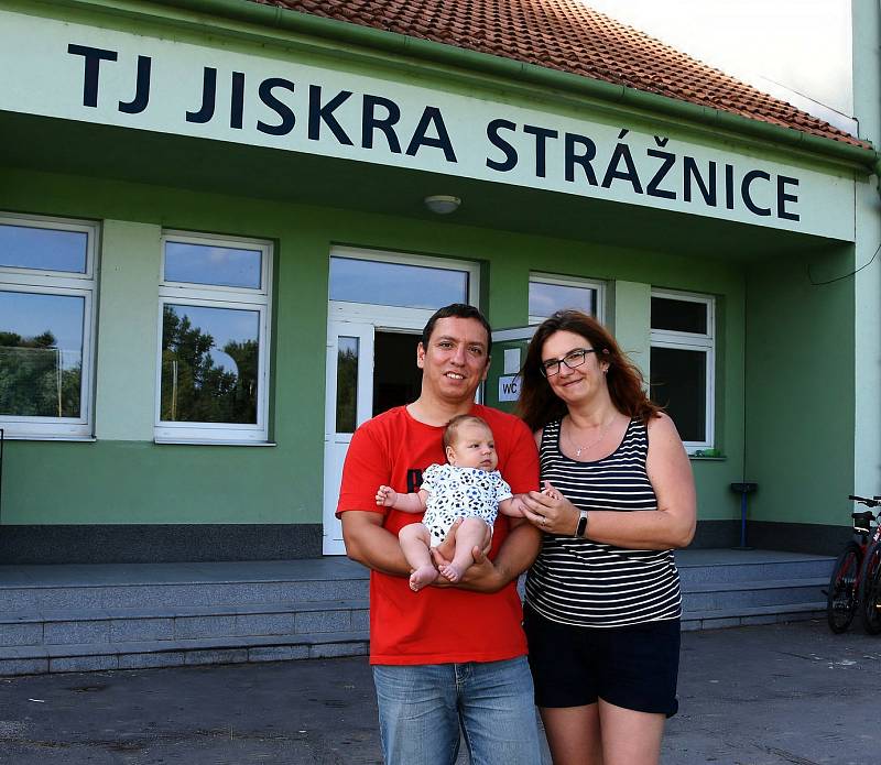 Fotbalisté Strážnic (v červeném) oslavili 100. výročí zápasem proti legendám Slovácka.