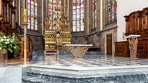 Oltář v katedrále svatého Petra a Pavla v Brně: Středem úvah o novém řešení liturgického prostoru katedrály se stal pojem syntézy a jednoty.