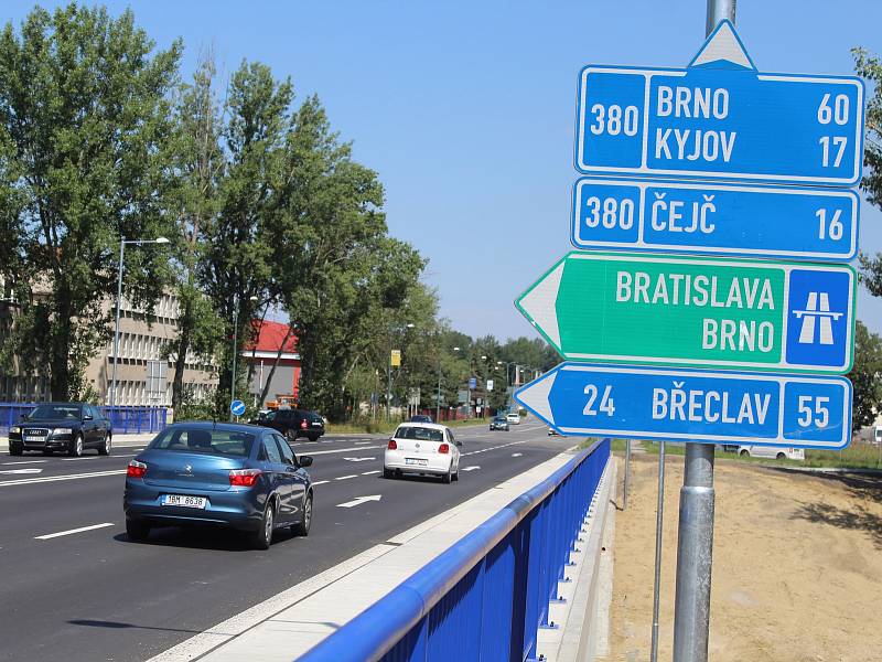 Otevření nového mostu přes silnici I/55 v Brněnské ulici v Hodoníně.