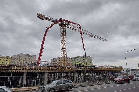 Výstavba polyfunkčních domů v Rezidenci Nová tržnice v centru Veselí nad Moravou poslední listopadové úterý roku 2022.