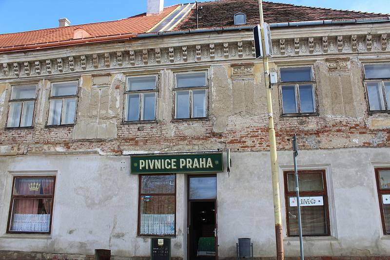 Památkově chráněný dům s Pivnicí Praha ve Strážnici.