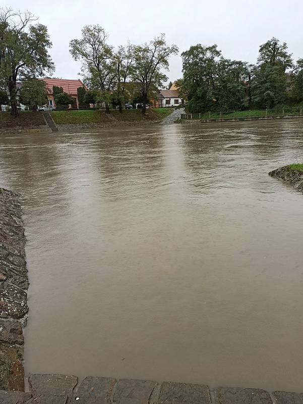 Hladina řeky Moravy ve Veselí nad Moravou před polednem.