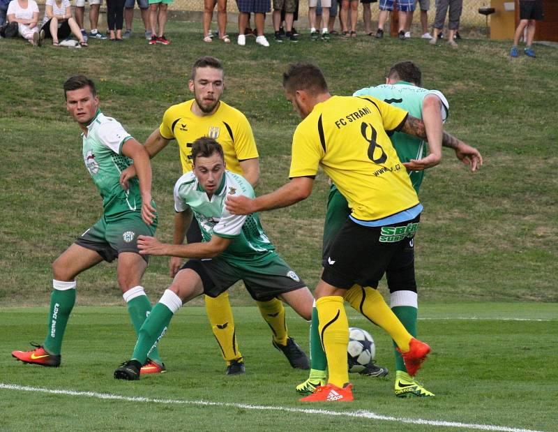 Fotbalisté Bzence (v zelených dresech) prohráli na hřišti divizního nováčka ze Strání 1:2 a v celostátním poháru MOL Cup skončili už v předkole.