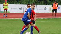 Hodonínští fotbalisté (v červeném) remizovali s Velkým Meziříčím 3:3.