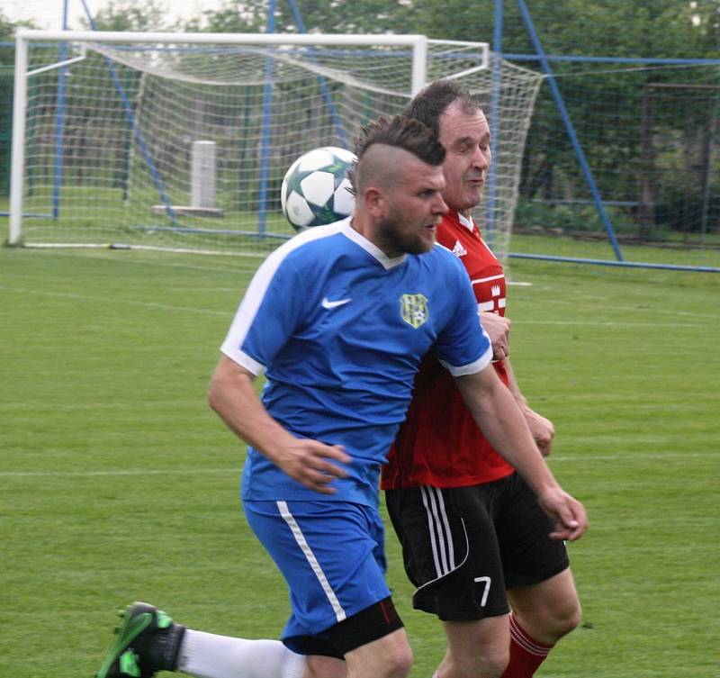 Fotbalisté Blatnice (v červených dresech) v 1. A třídě skupině B prohráli s Ratíškovicemi 2:3. Výhru hostů trefil záložník Dominik Jankůj.