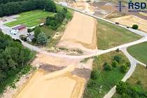 Záběry z průletu dronu ukazují, jak pokračuje stavba D 55 mezi Bzencem a Moravským Pískem. Už vyrůstají mosty.