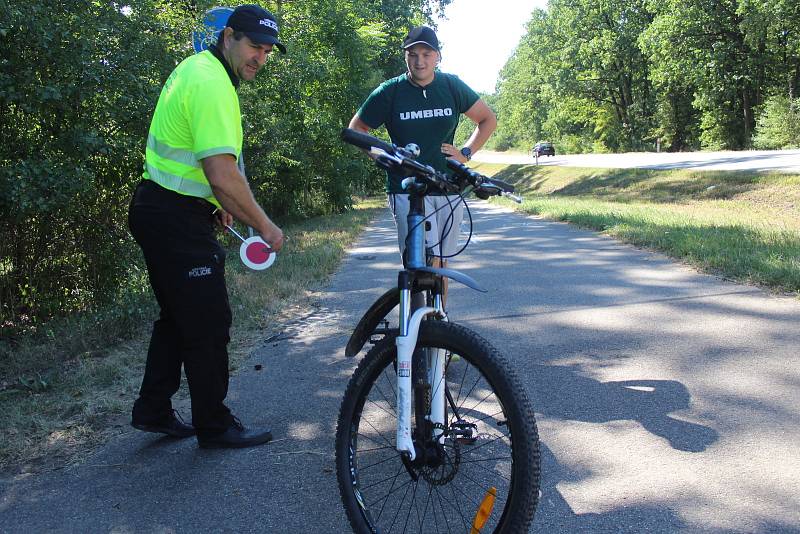 Kontrola cyklistů a vybavení jejich kol strážníky na cyklostezce mezi Dubňany a Hodonínem