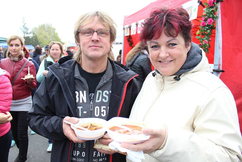 Na návsi u obecního úřadu v Prušánkách se uskutečnil šestý ročník Gulášfestu.