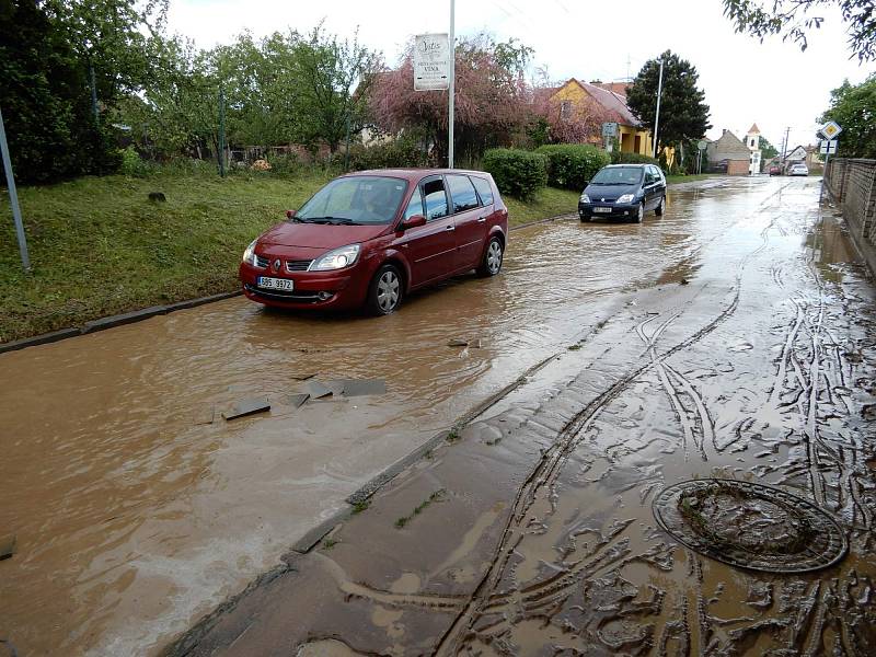 Lokální bouře doprovázená kroupami zasáhla Strážnici na Hodonínsku. Voda zatopila některé ulice i sklepy domů.