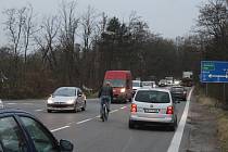 Výstavba nového úseku cyklostezku v Hodoníně směrem na Lužice a provoz v okolí stavby.