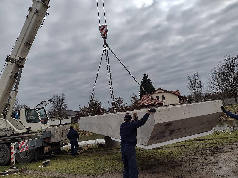 Jeřáb přesunul pontony budoucí kavárny na Starou Moravu v Hodoníně za radnicí.