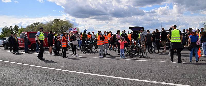 Na dvě stě padesát Čechů a Slováků se sešlo na hranici Sudoměřice - Skalica. Protestovali za znovuotevření hranic a podepisovali také petici.