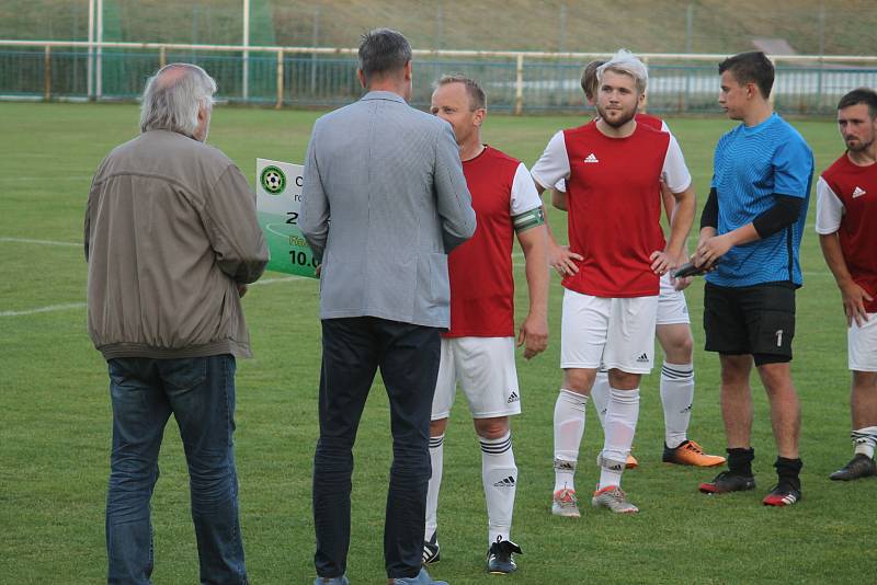 Finále okresního poháru vyhráli fotbalisté rezervy Dubňan (v zelených dresech), kteří porazili Hovorany 2:0.