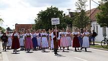 Ze slavnostního průvodu Mezinárodního folklorního festivalu ve Strážnici.