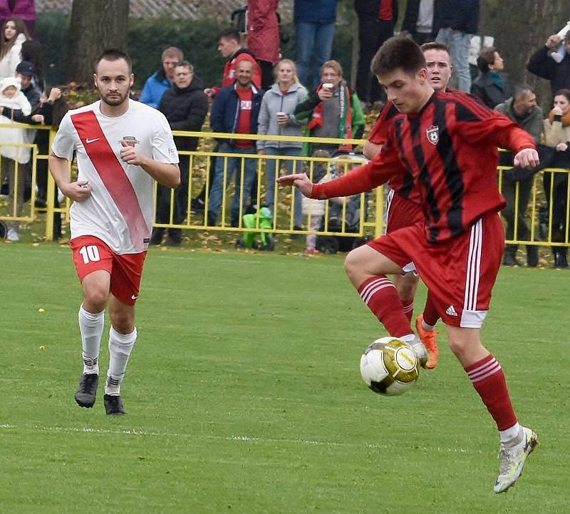 Fotbalisté Hroznové Lhoty (bíločervené dresy) v televizním duelu přehráli Vnorovy 5:1. Zápas na Zelničkách sledovalo 1500 diváků. Foto: Jaroslav Kicl