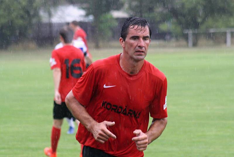 Fotbalisté Velké nad Veličkou (v červených dresech) porazili v derby Blatnici 1:0. Sobotní zápas v 77. minutě rozhodl domácí stoper Ondřej Spazier.