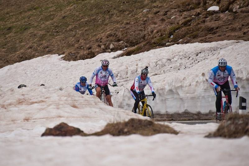 Tým Na kole dětem pro podporu onkologicky nemocných dětí v čele s Josefem Zimovčákem zdolává nástrahy náročných etap cyklistického závodu Giro d´Italia.