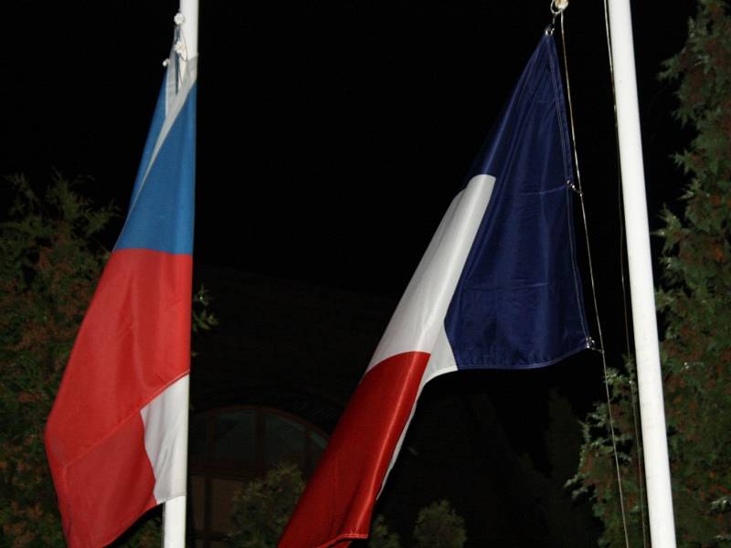 Před obecním domem v Ratíškovicích na Hodonínsku, které mají družbu s francouzským městem Vouziers, byla o víkendu spuštěna česká i francouzská vlajka pouze na půl žerdi.