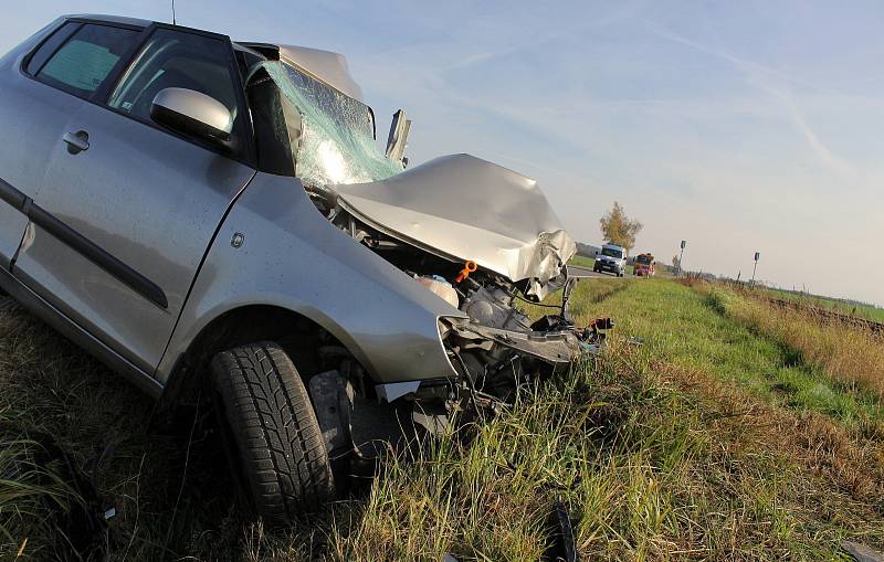 Vážná dopravní nehoda s tragickými následky se stala na silnici mezi Vracovem a Vlkošem. Při srážce osobního a nákladního auta zemřel jeden člověk.