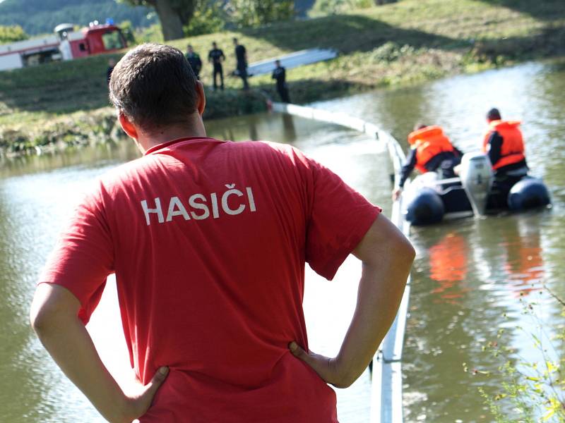 Hasiči zasahovali při úniku ropy na řece Moravě z ropovodu Družba.