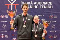 Ve dvouhrách se z osmého zlata radovala Hana Matelová, naopak poprvé si pohár pro vítěze převzal Lubomír Jančařík.