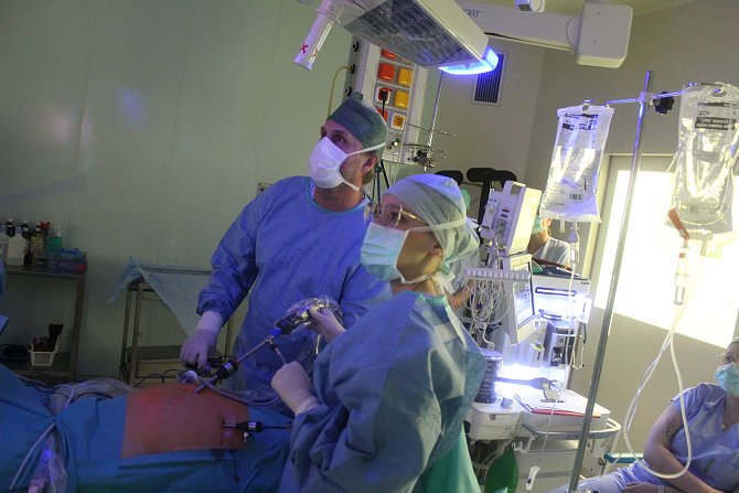 Nová robotická ruka v praxi na sále kyjovské nemocnice, a to při operaci tříselné kýly.