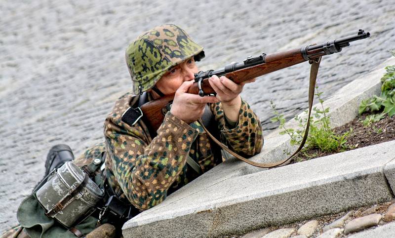 Na sto nadšenců pro historii a vojenství sehrálo bitvu o kyjovské náměstí a radnici. Diváci mohli obdivovat také techniku, mezi níž byla děla, těžké kulomety, obrněné vozy či motorka.