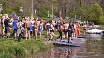 Na tradiční Velikonoční plavání v přístavišti U Jezu v Hodoníně se v sobotu sešlo na šedesát otužilců z Moravy i Slovenska.