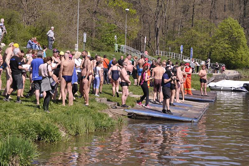 Na tradiční Velikonoční plavání v přístavišti U Jezu v Hodoníně se v sobotu sešlo na šedesát otužilců z Moravy i Slovenska.