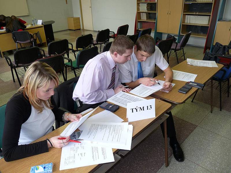 Studenti jednoho ze soutěžní týmů při řešení testu