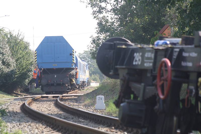 Ve Vnorovech vykolejil i železniční jeřáb, který pomáhal odstraňovat následky vlakového neštěstí.