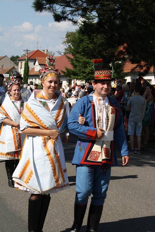 Krojovaný průvod na Horňáckých slavnostech ve Velké nad Veličkou.